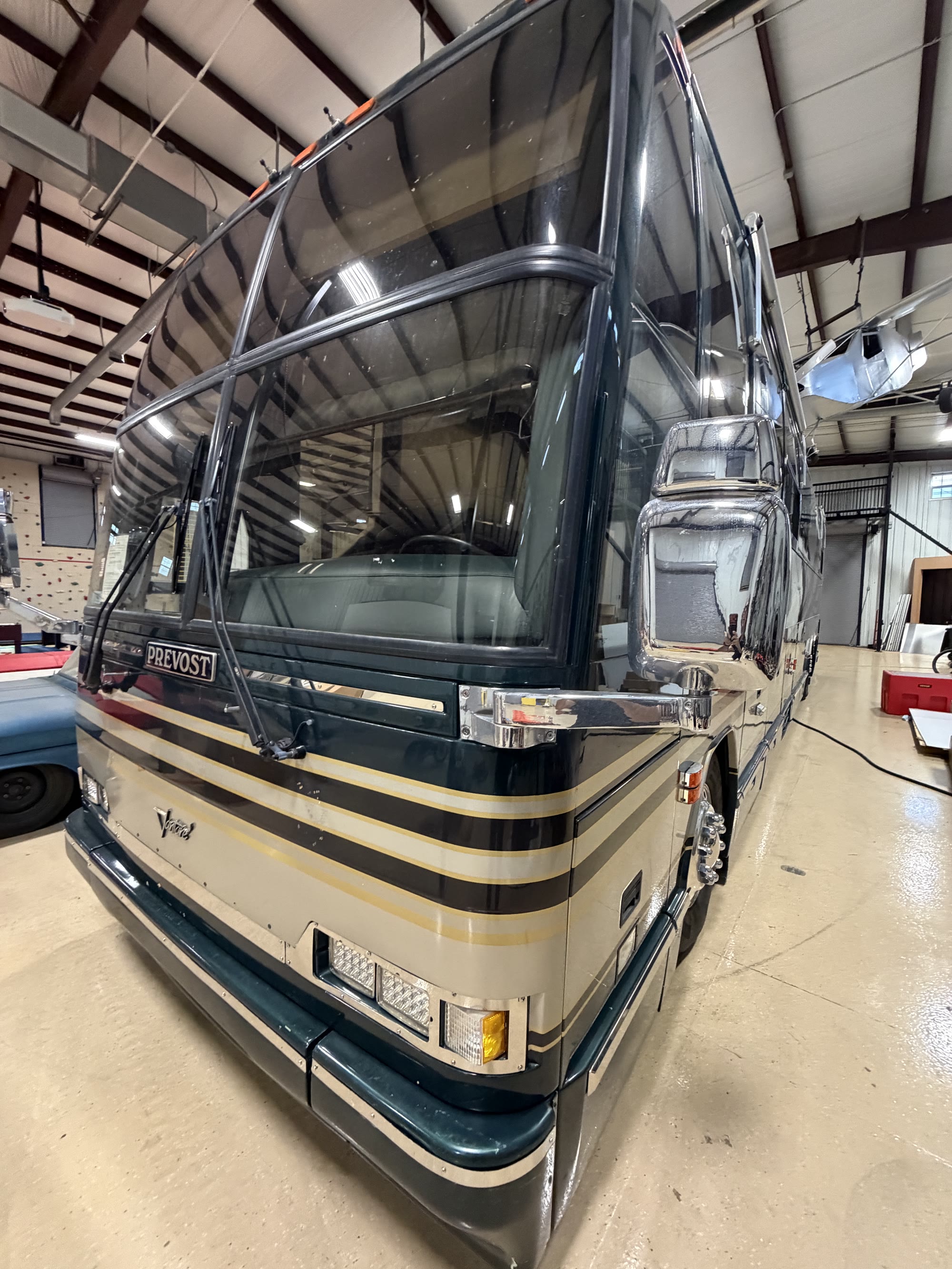Front of 1999 Prevost H3-45 Featherlite Vantaré with PREVOST and Vantaré badges