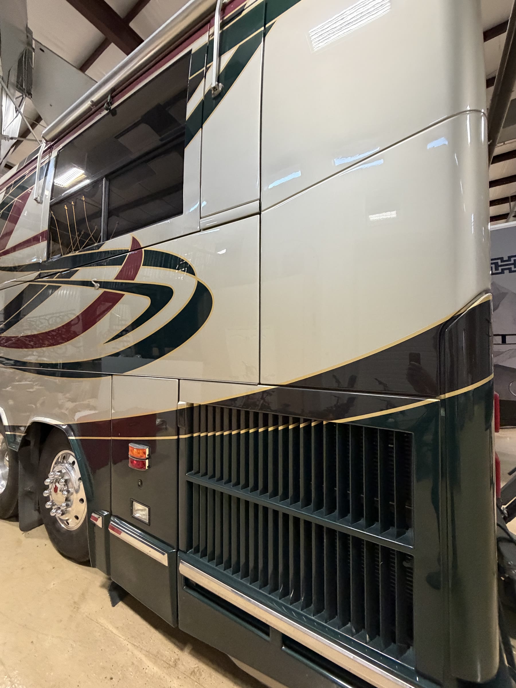 Side rear paint scheme with chrome wheels
