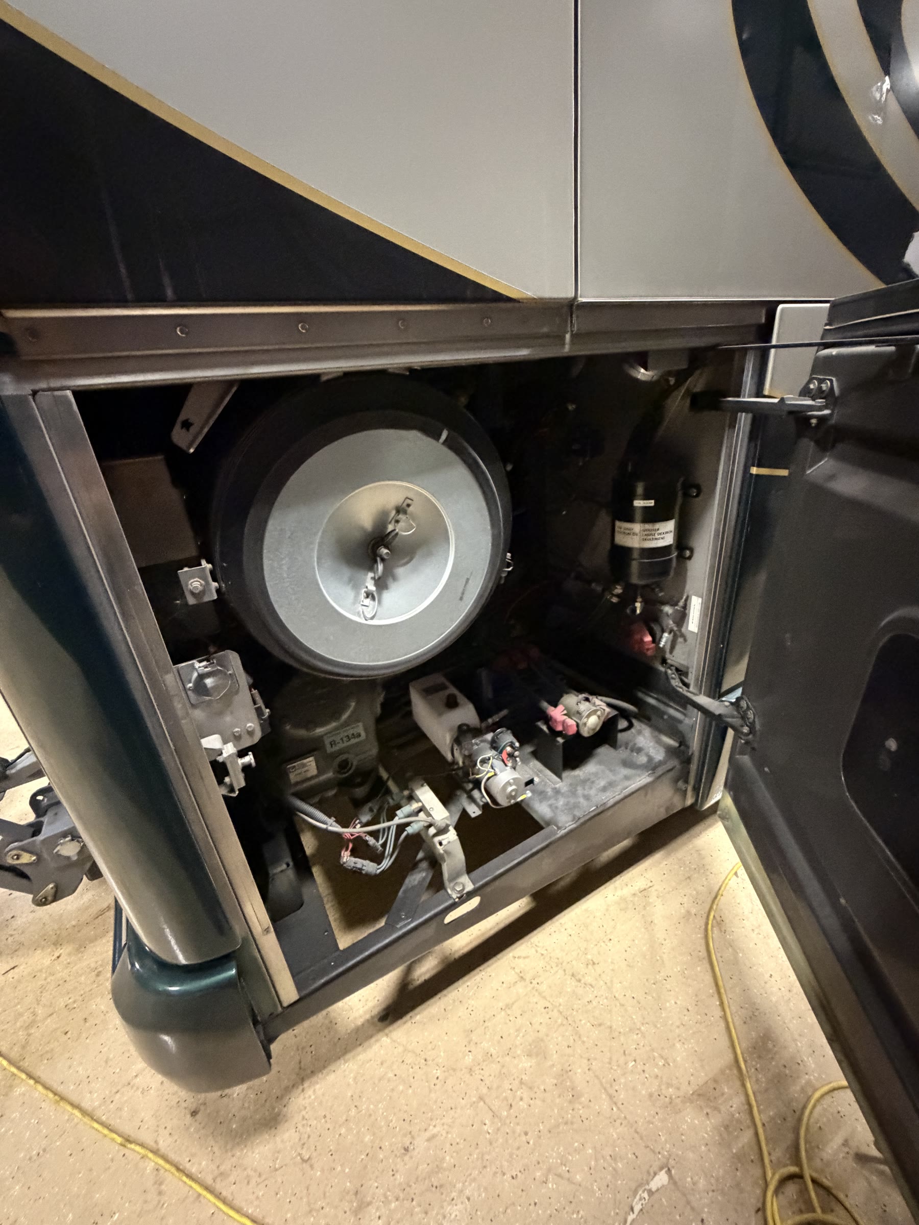 Mechanical bay with air filtration and AC components